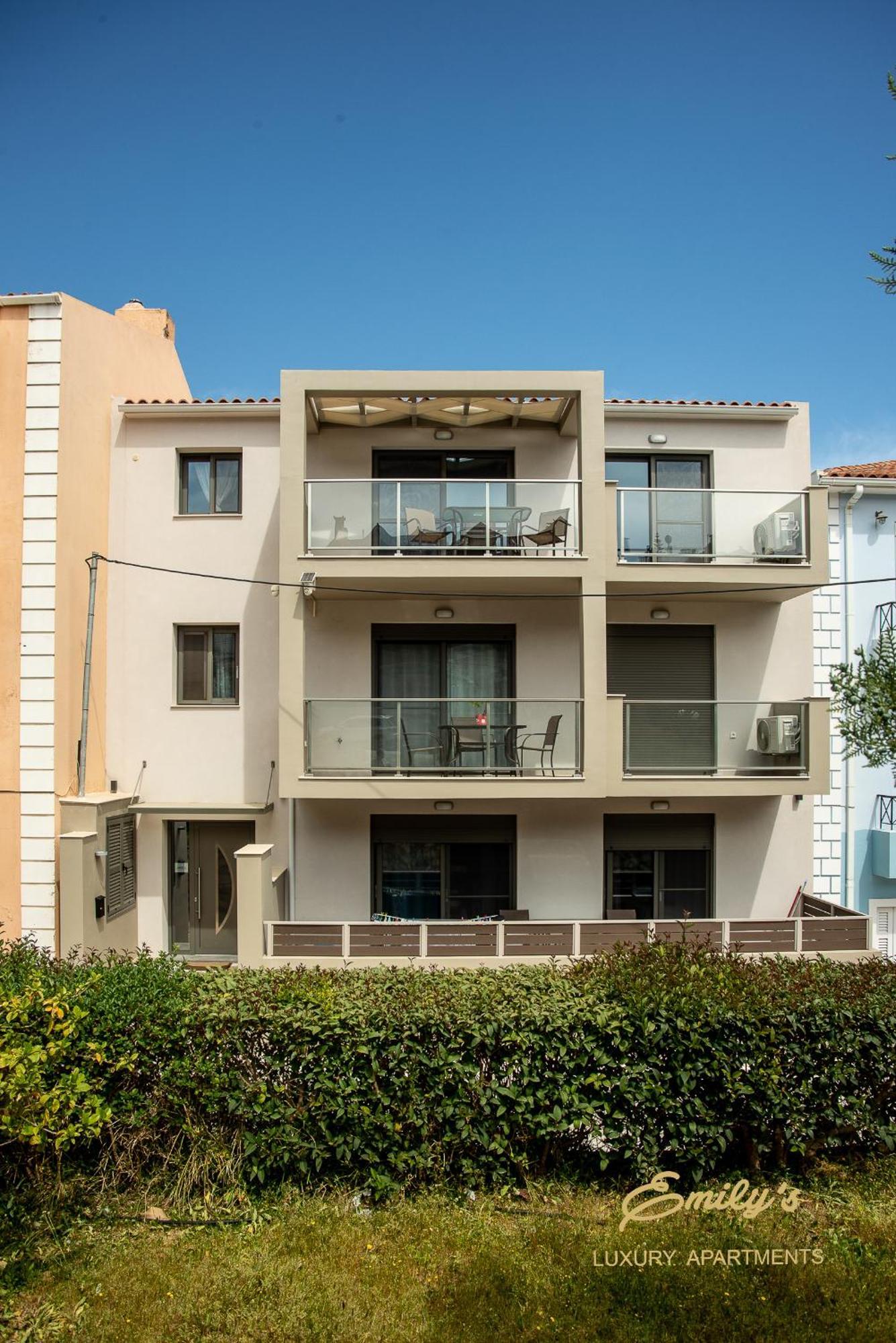 Emily'S Luxury Apartments Аргостолион Экстерьер фото