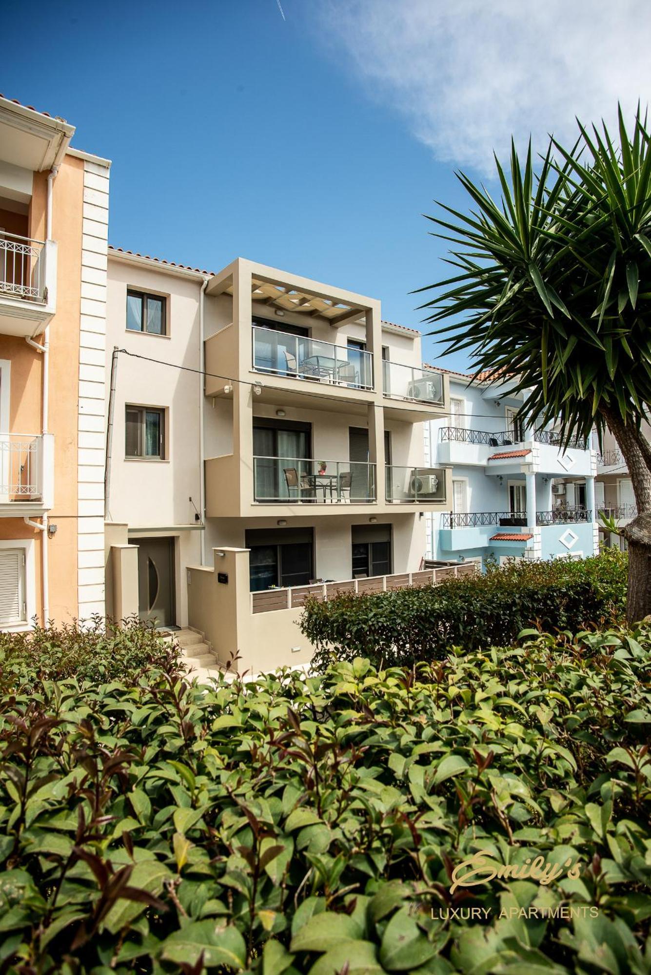 Emily'S Luxury Apartments Аргостолион Экстерьер фото