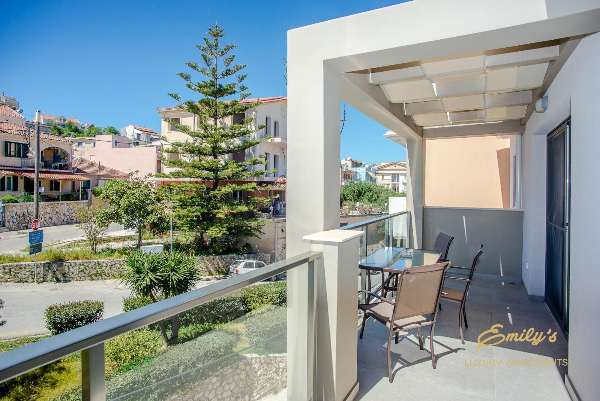 Emily'S Luxury Apartments Аргостолион Экстерьер фото