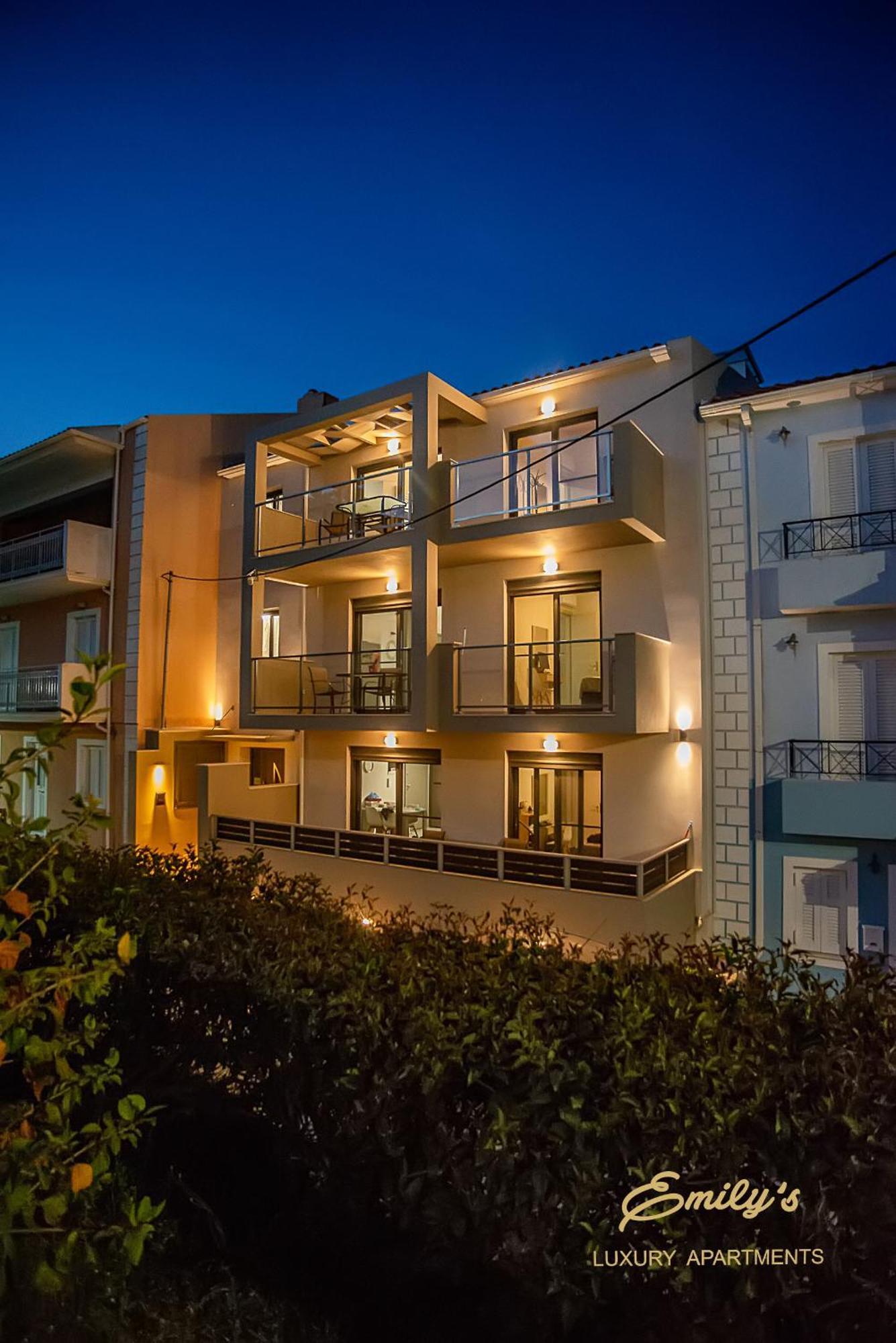Emily'S Luxury Apartments Аргостолион Экстерьер фото