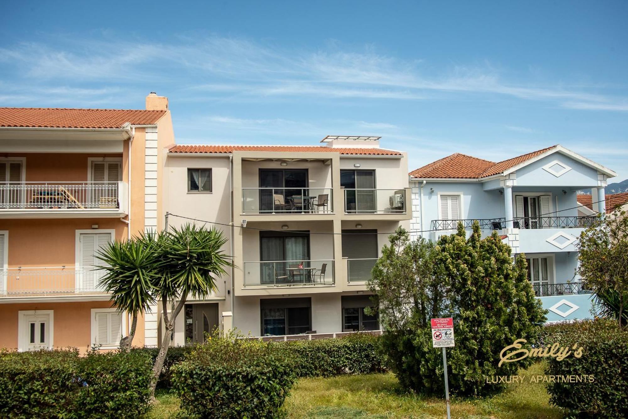 Emily'S Luxury Apartments Аргостолион Экстерьер фото