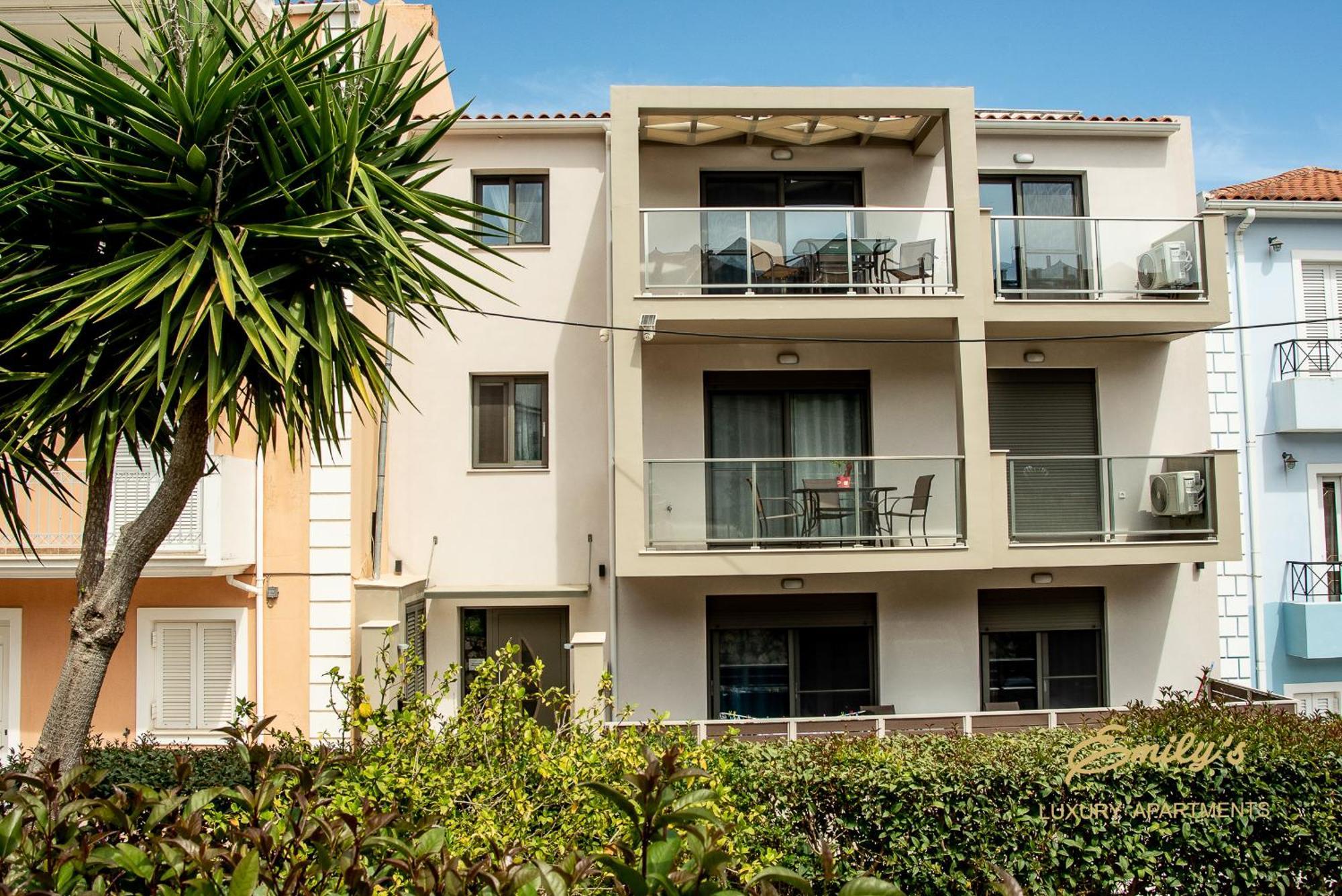 Emily'S Luxury Apartments Аргостолион Экстерьер фото
