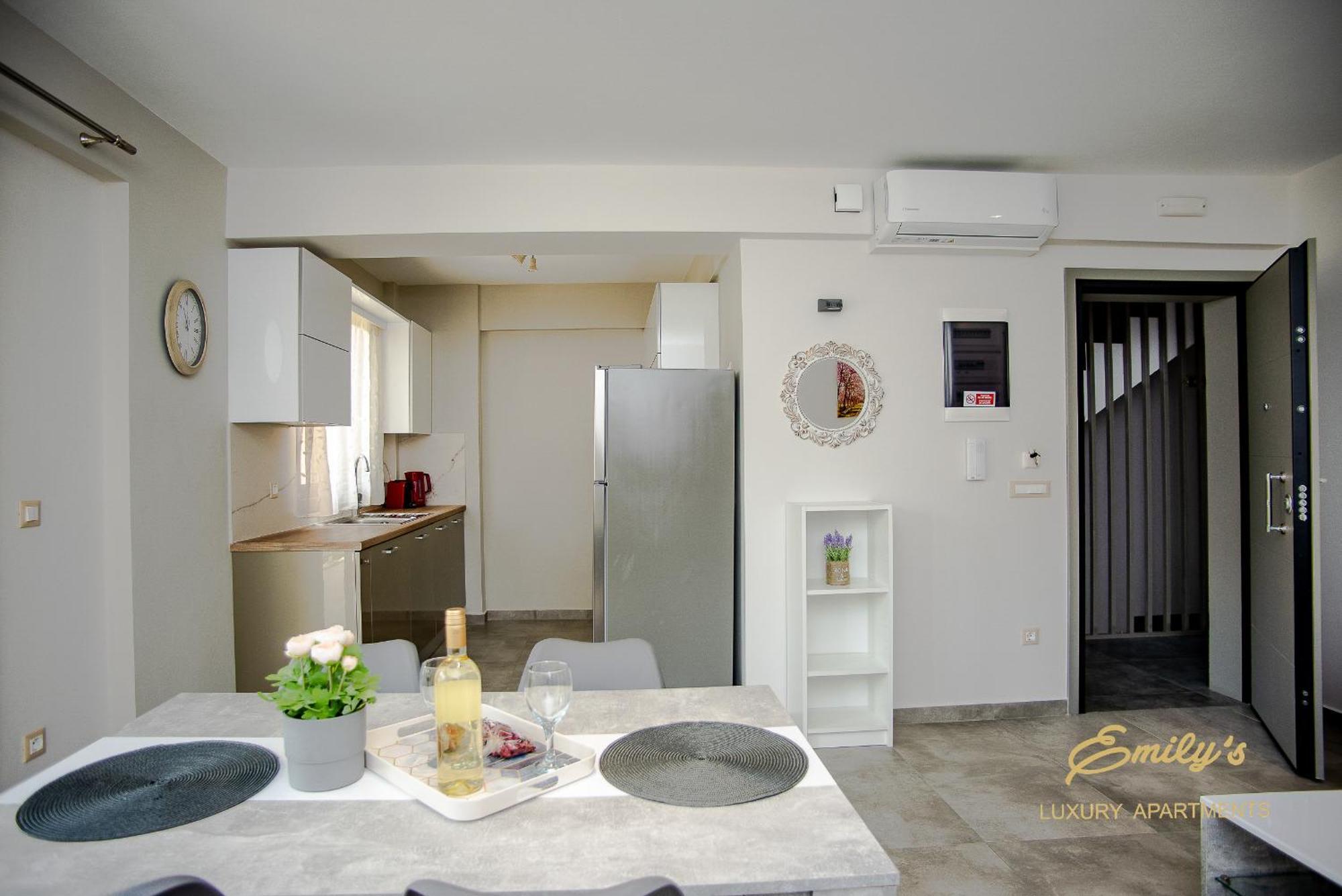 Emily'S Luxury Apartments Аргостолион Экстерьер фото