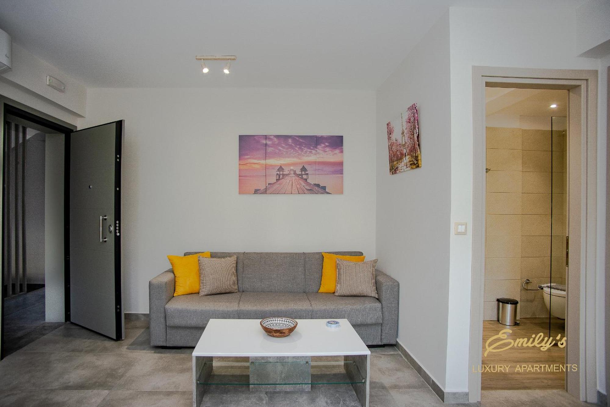 Emily'S Luxury Apartments Аргостолион Экстерьер фото