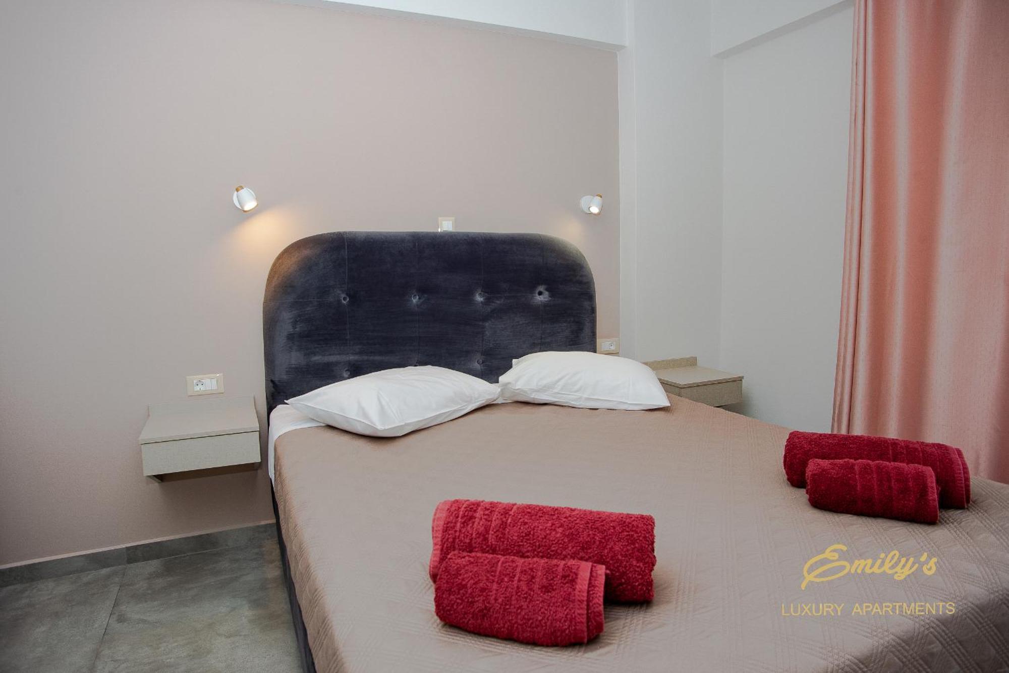 Emily'S Luxury Apartments Аргостолион Экстерьер фото