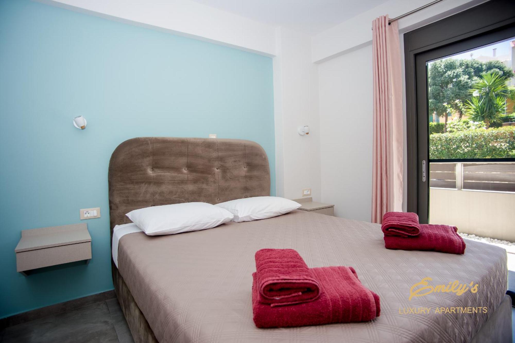 Emily'S Luxury Apartments Аргостолион Экстерьер фото