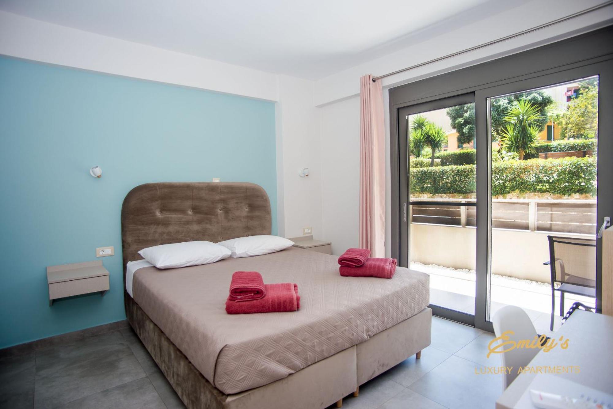 Emily'S Luxury Apartments Аргостолион Экстерьер фото