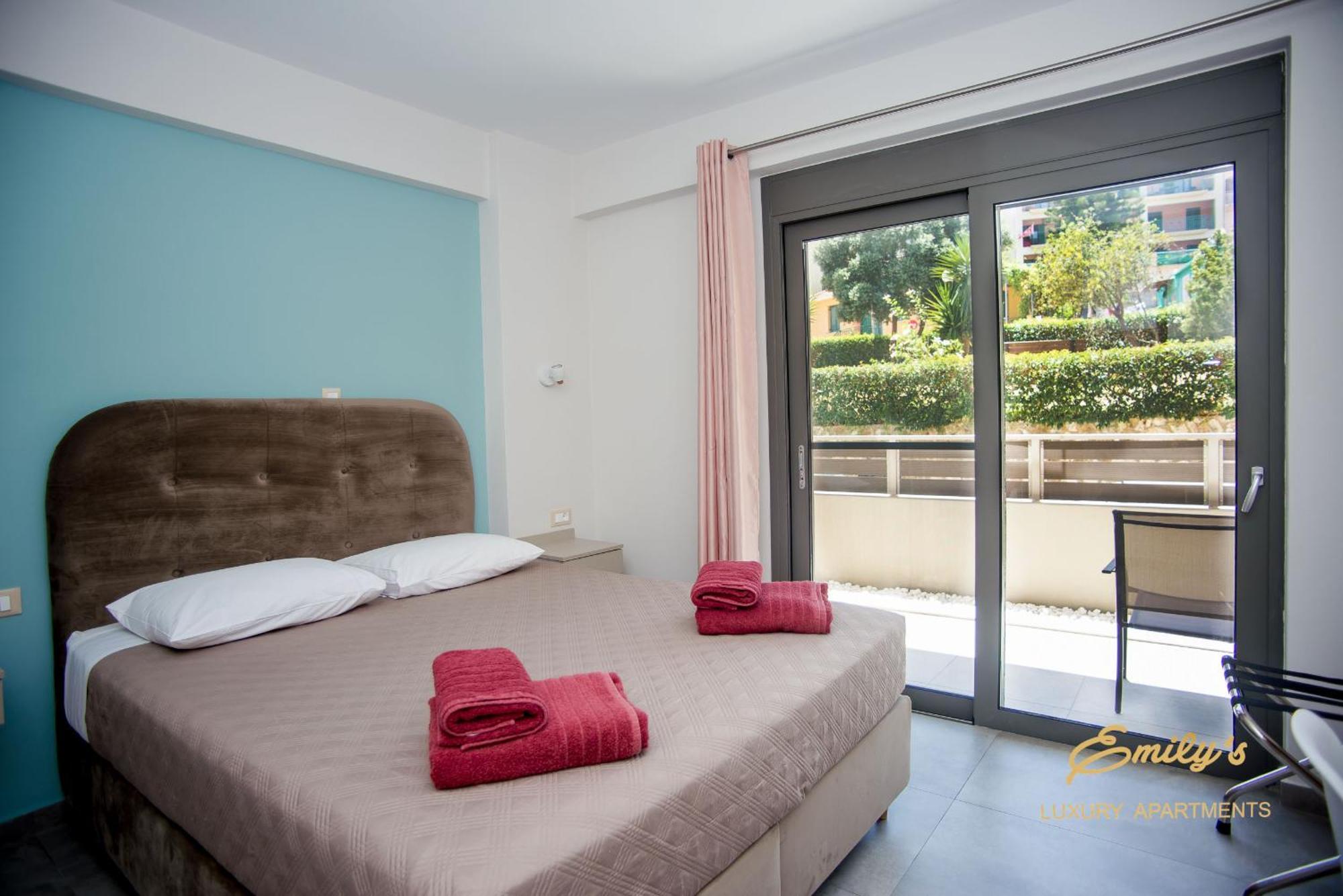 Emily'S Luxury Apartments Аргостолион Экстерьер фото