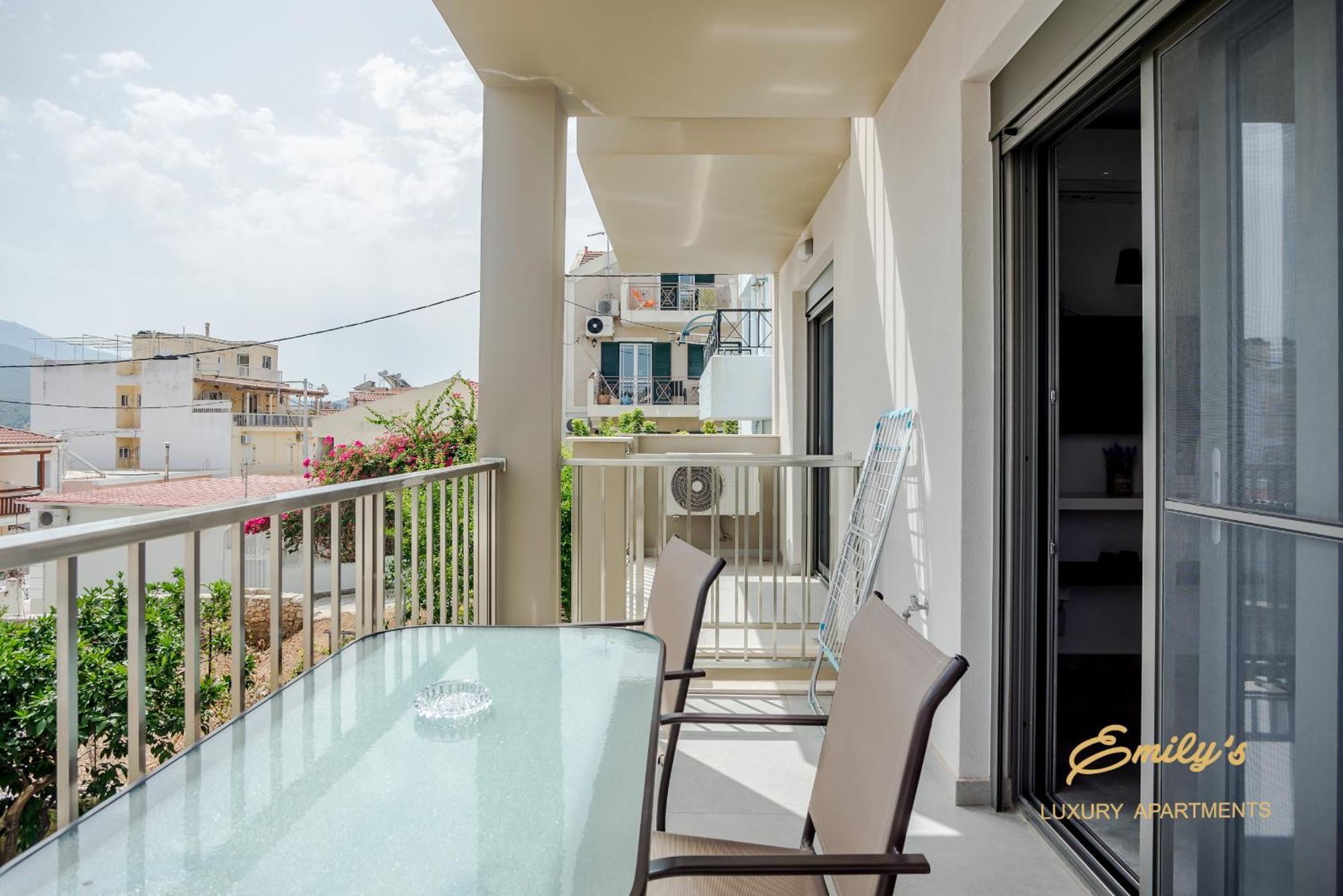 Emily'S Luxury Apartments Аргостолион Экстерьер фото