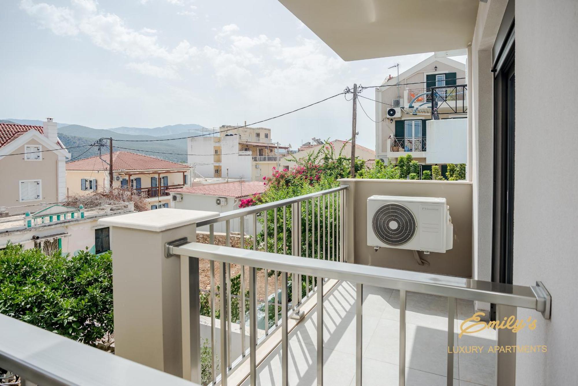 Emily'S Luxury Apartments Аргостолион Экстерьер фото