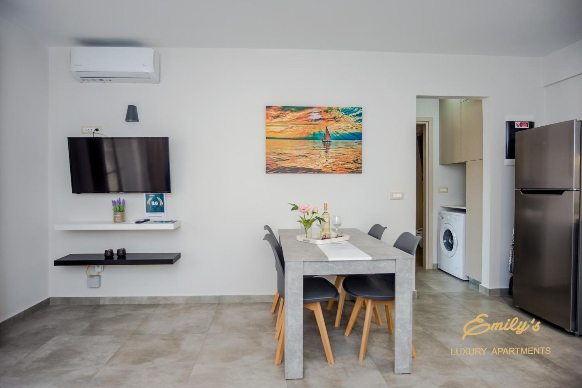 Emily'S Luxury Apartments Аргостолион Экстерьер фото