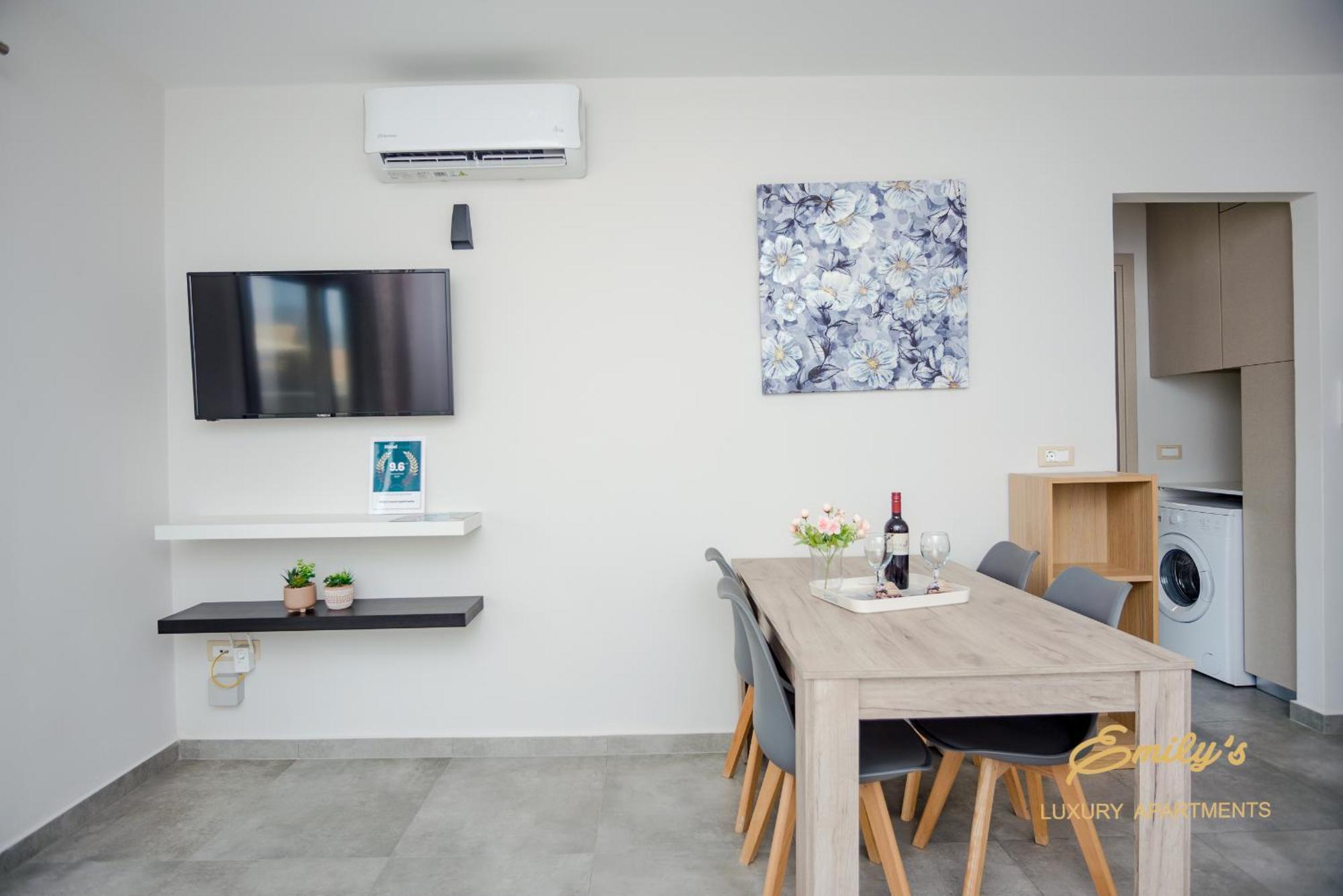 Emily'S Luxury Apartments Аргостолион Экстерьер фото