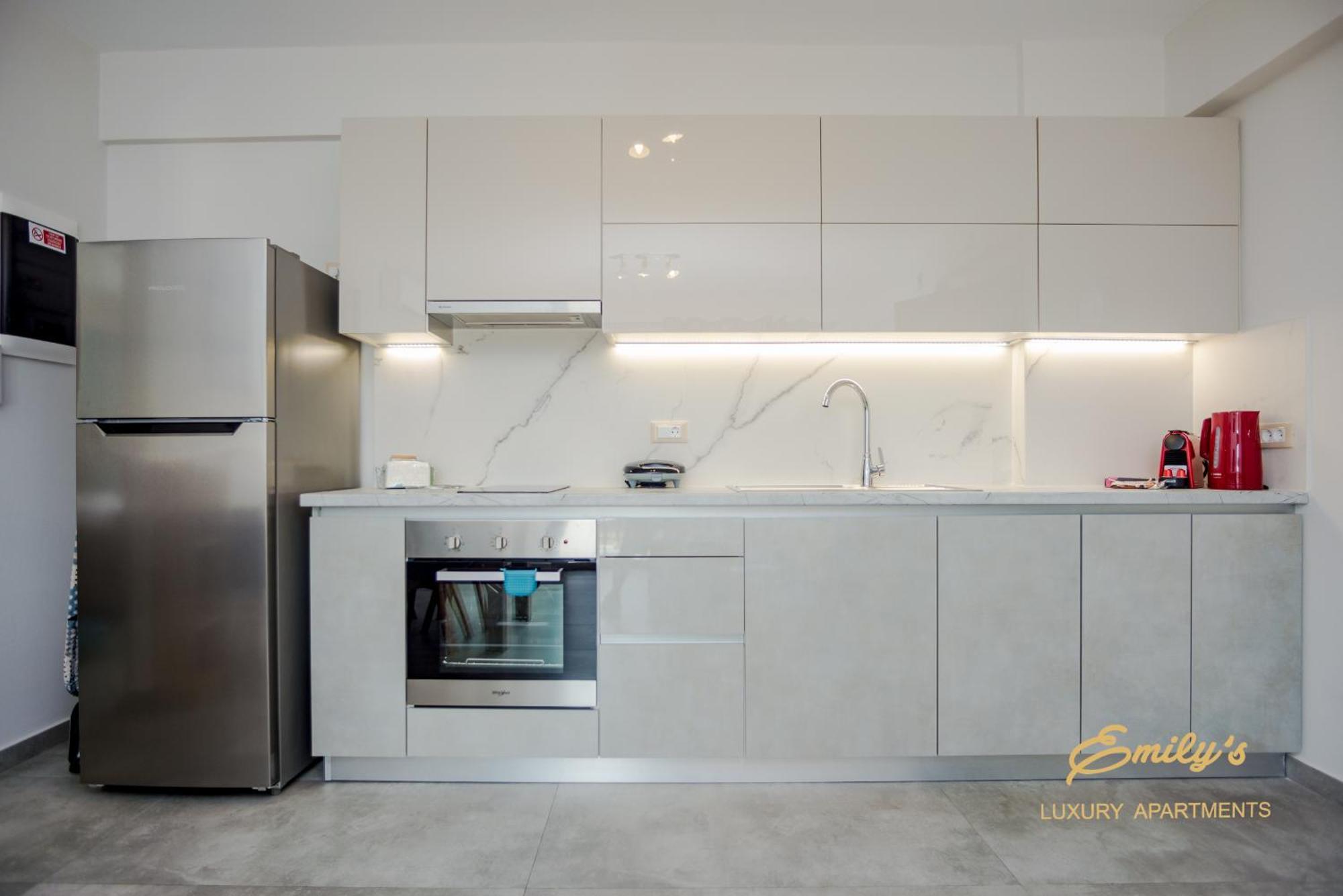 Emily'S Luxury Apartments Аргостолион Экстерьер фото